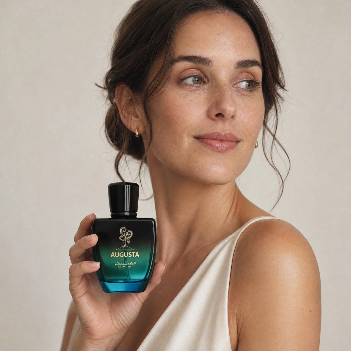 Augusta Santo Volcano SPA parfumu - model sunumu