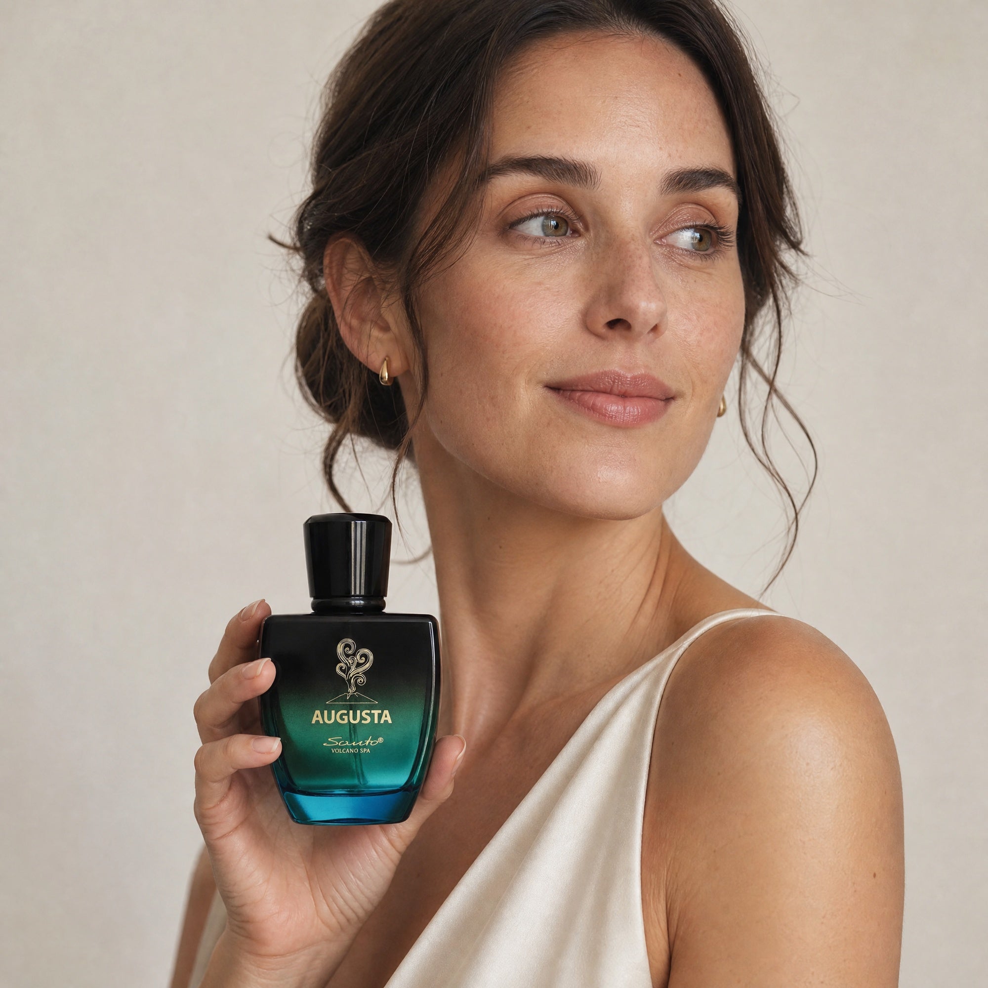 Augusta Santo Volcano SPA parfumu - model sunumu